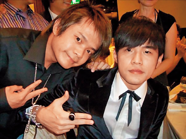 李冠億（左）利用與周杰倫（右）、曹格、浩子等名人的合照，宣稱自己是藝人的好友，取得被害者信任之後，再趁機詐財。（讀者提供）