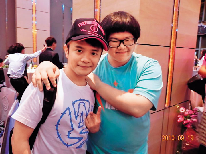 藝人林育羣（右）、孫耀威、方泂鑌等藝人都曾跟李冠億同框，合照都被李用來詐騙。（讀者提供）