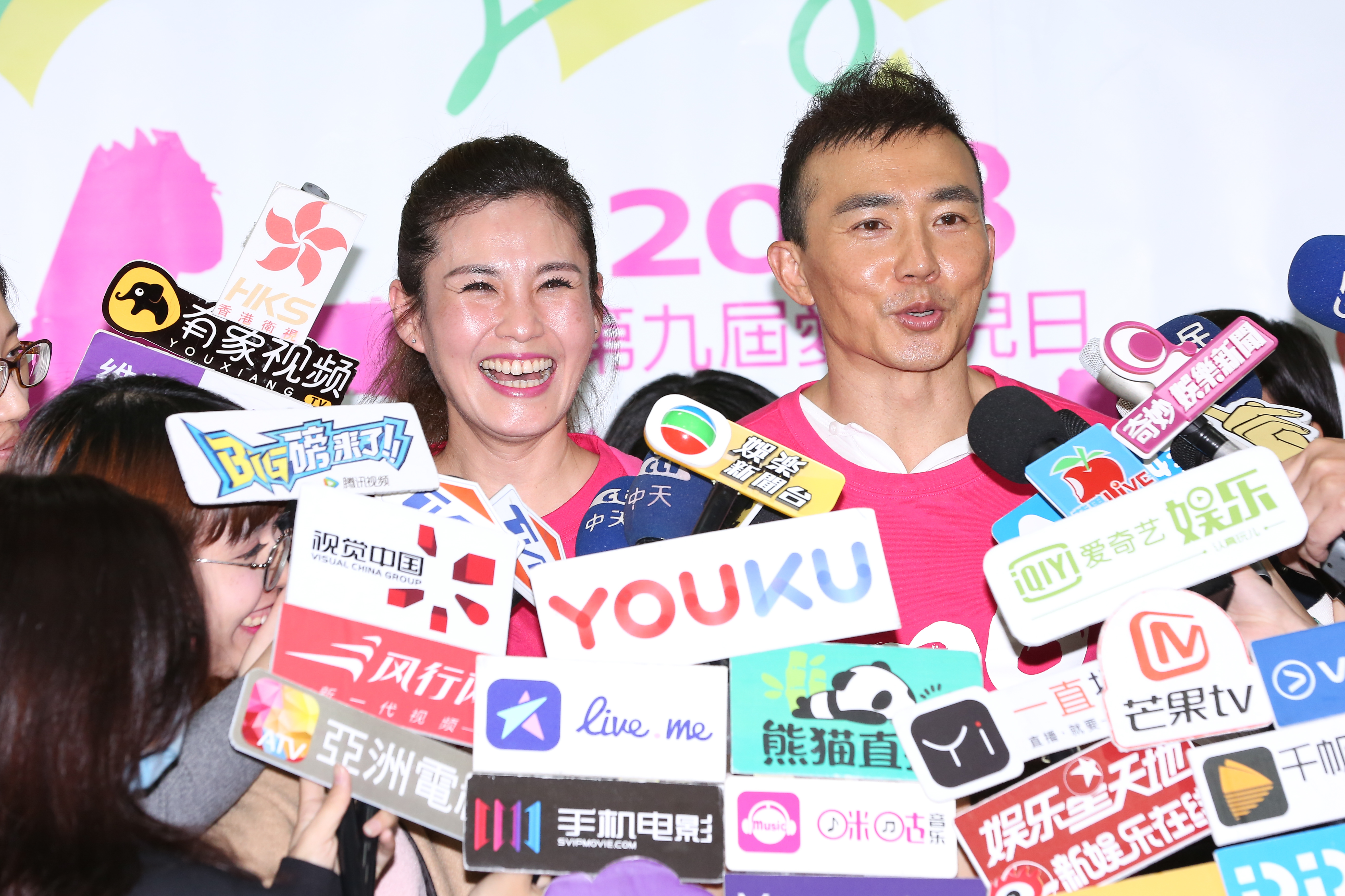 X先生表示曾和劉畊宏（右）、陳楚河等人一起吃飯，李冠億也跟著聚過幾次。