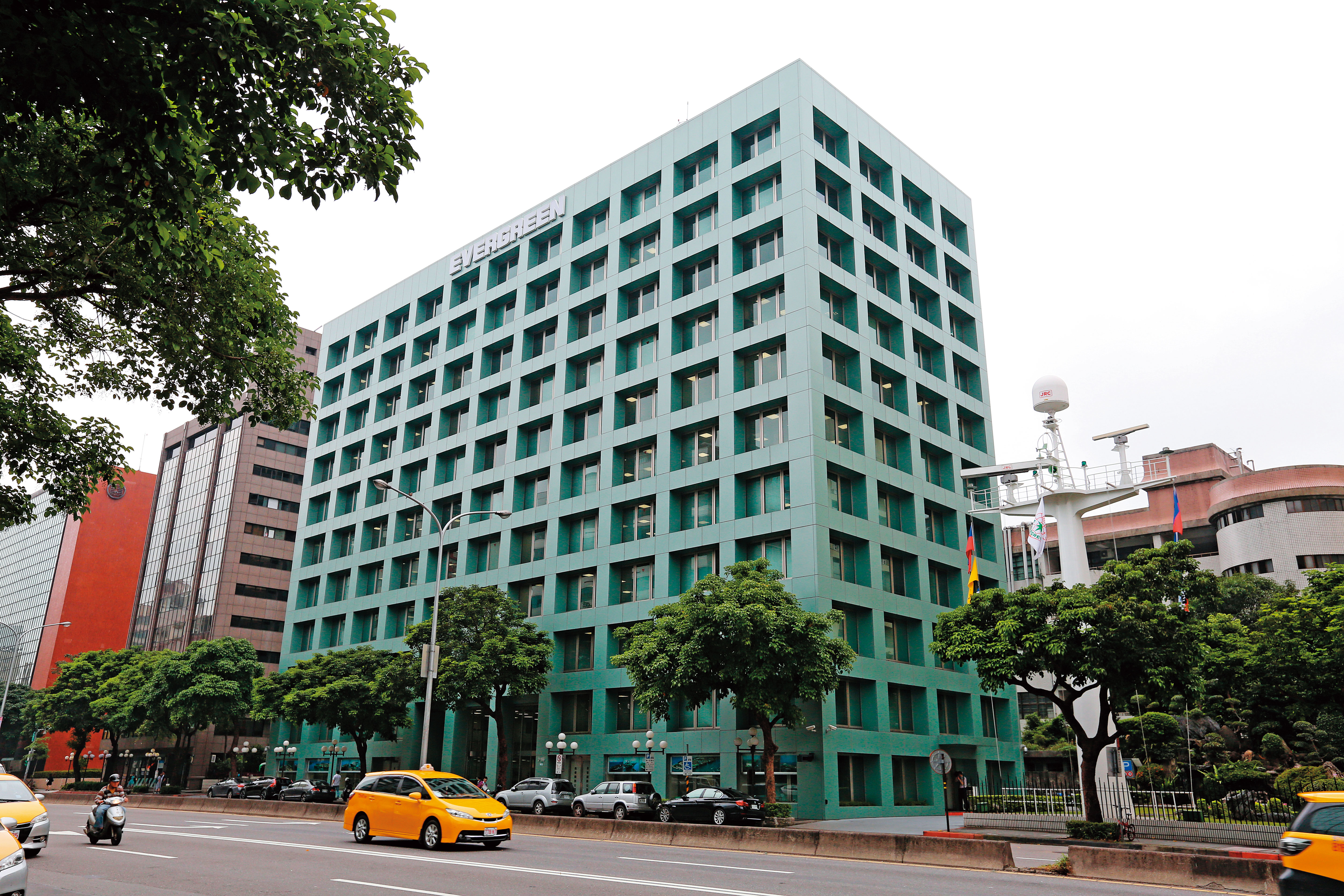 長榮集團目前由專業經理人治理，傳出將有盲人重建院的外部勢力介入。