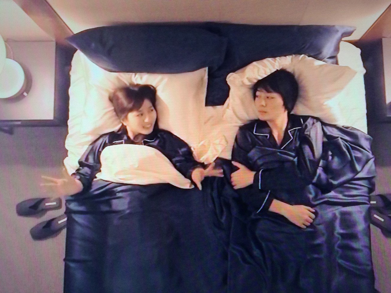 日本戀愛實境節目玩男女同床睡覺，引起網友熱議。（網路圖片）