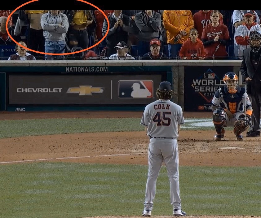 太空人和國民對世界大賽第5戰，發生本壘後方2名女球迷突掀起上衣露出胸部的插曲。（翻攝推特）