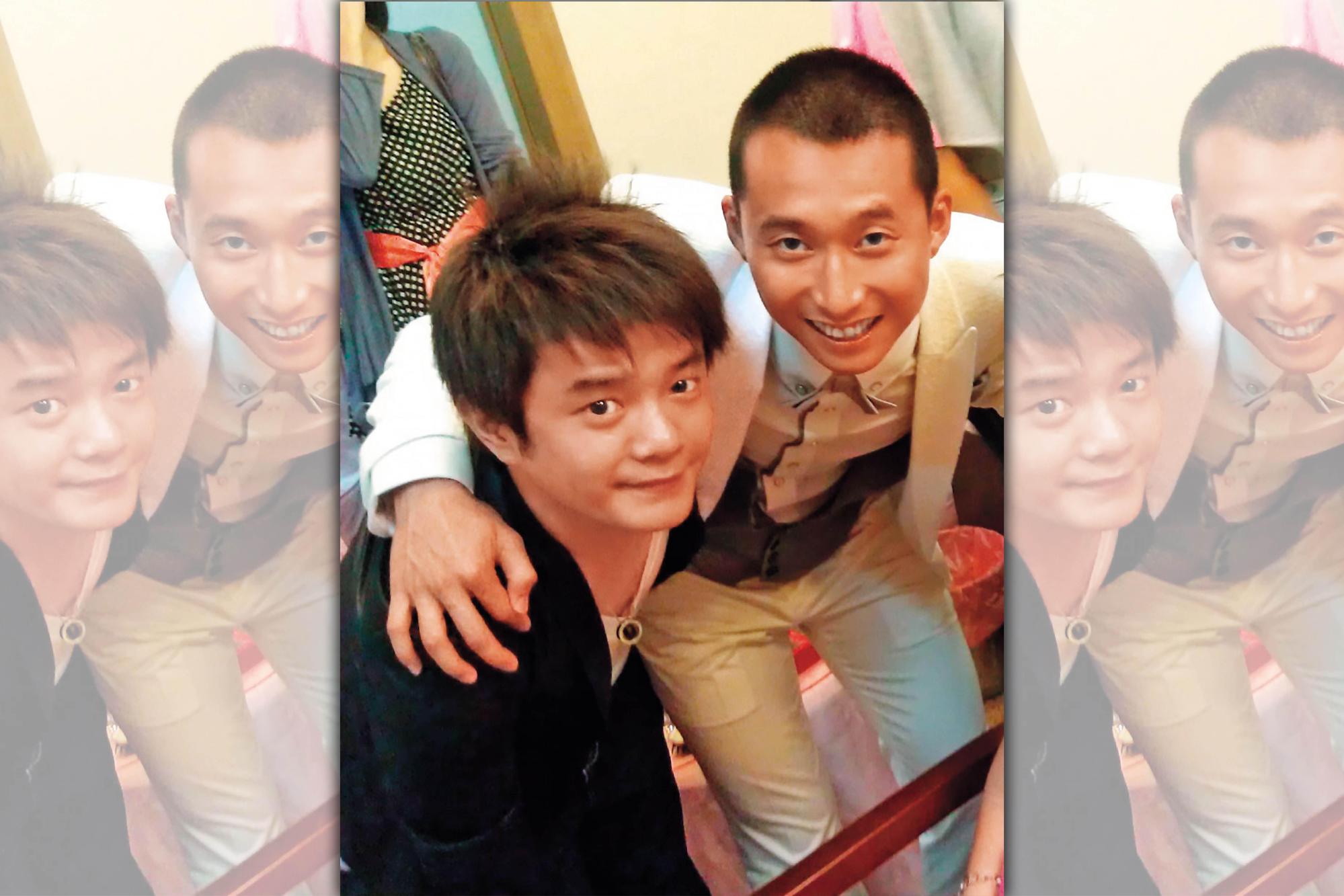 李冠億利用與周杰倫、曹格、浩子（右）等人的合照，宣稱自己是藝人的好友，取得被害者信任之後，再趁機詐財。（讀者提供）