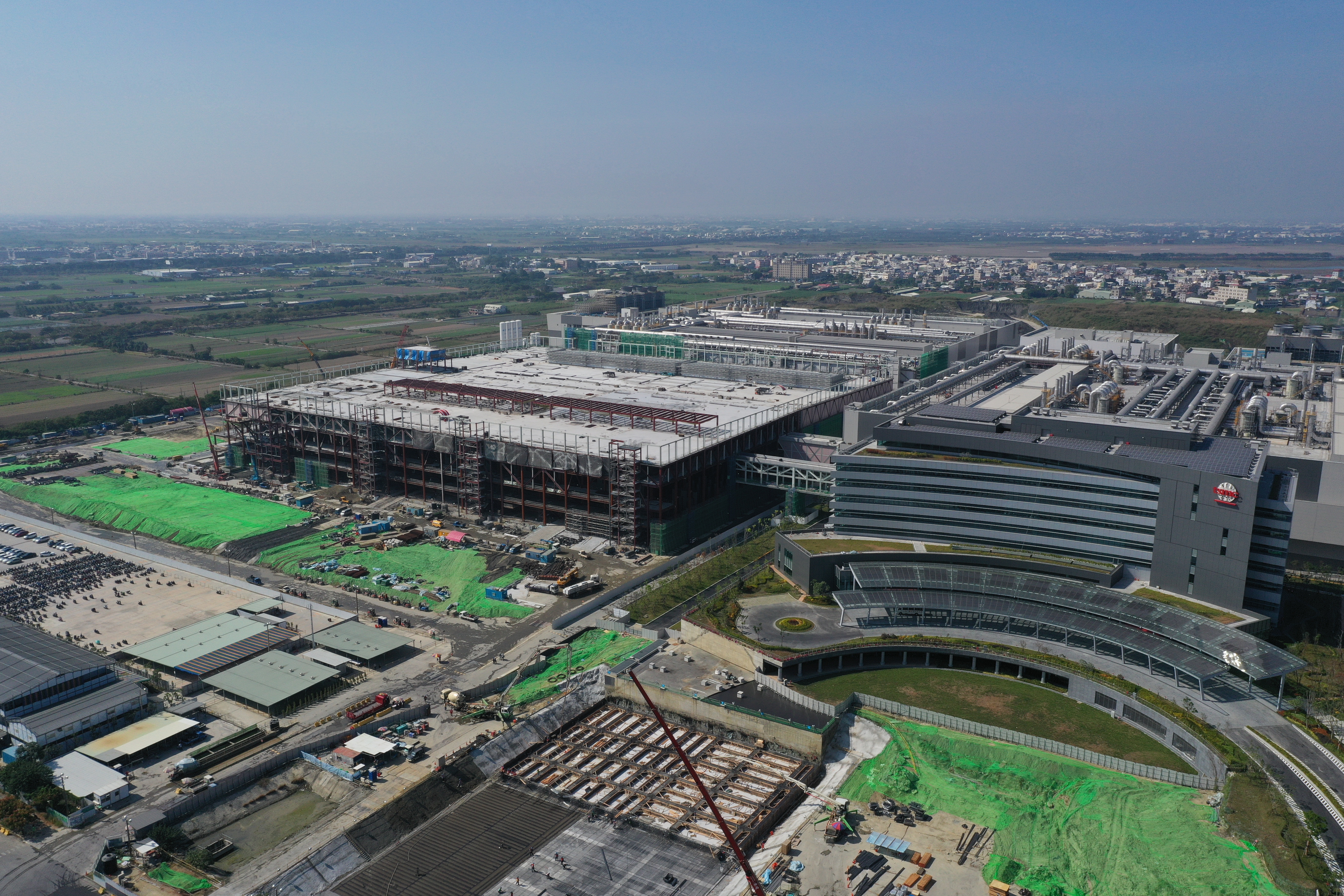 台積電明年第一季要量產的5奈米新廠，用電量就比起東台灣（56萬人口）的用電量還要大。（特約攝影林韋言）