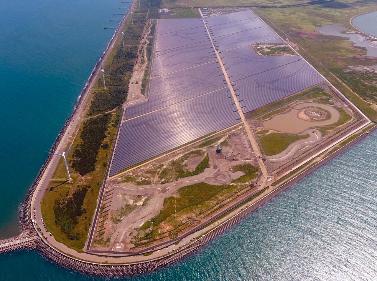 目前台灣最大的太陽能電廠是台電的彰濱光電，裝置量為10萬千瓦，台積電屏東太陽能電廠如果完工，發電量將是彰濱光電的12.3倍。（翻攝自台電官網）