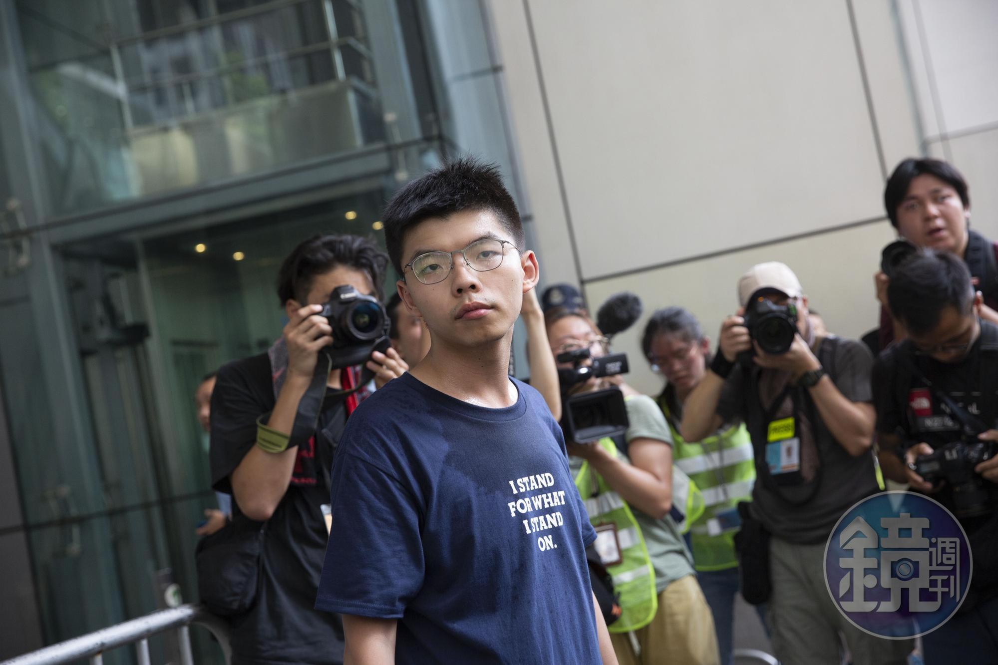 香港眾志祕書長黃之鋒有意參選區議員,今早卻收到通知參選提名無效。