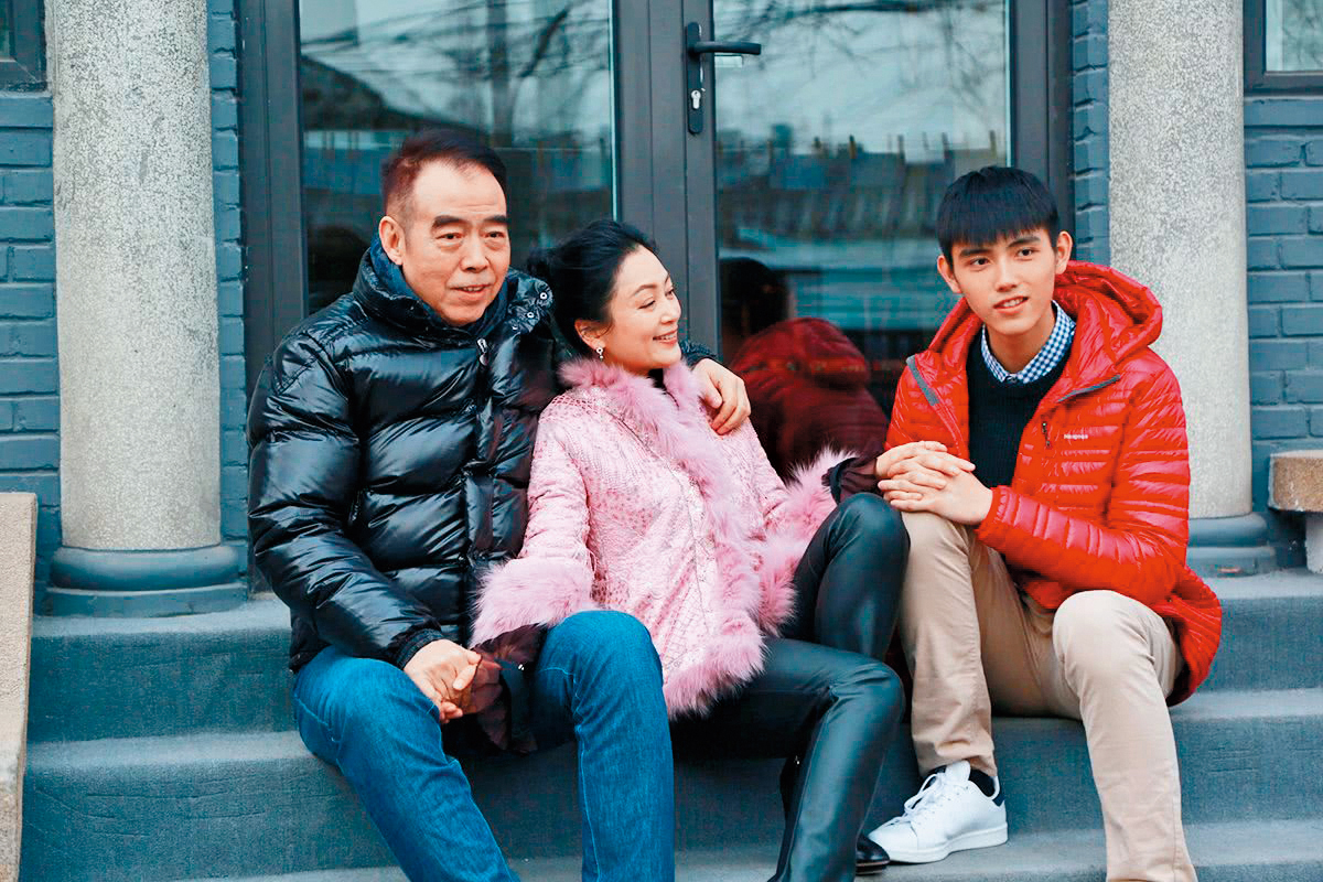 陳飛宇（右）背景強大，爸爸是名導陳凱歌（左），媽媽也是曾被稱為「第一美女」的女星陳紅（中）。（翻攝自陳飛宇微博）