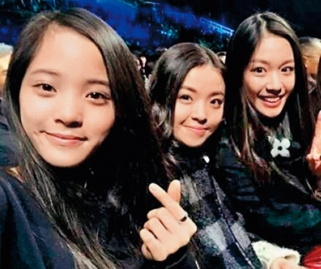 歐陽娜娜（左）曾經打進富二代綦美合（右）、王文也（中）的閨密團，卻因為陳飛宇慘遭白富美們霸凌。（翻攝自Evetinana微博）