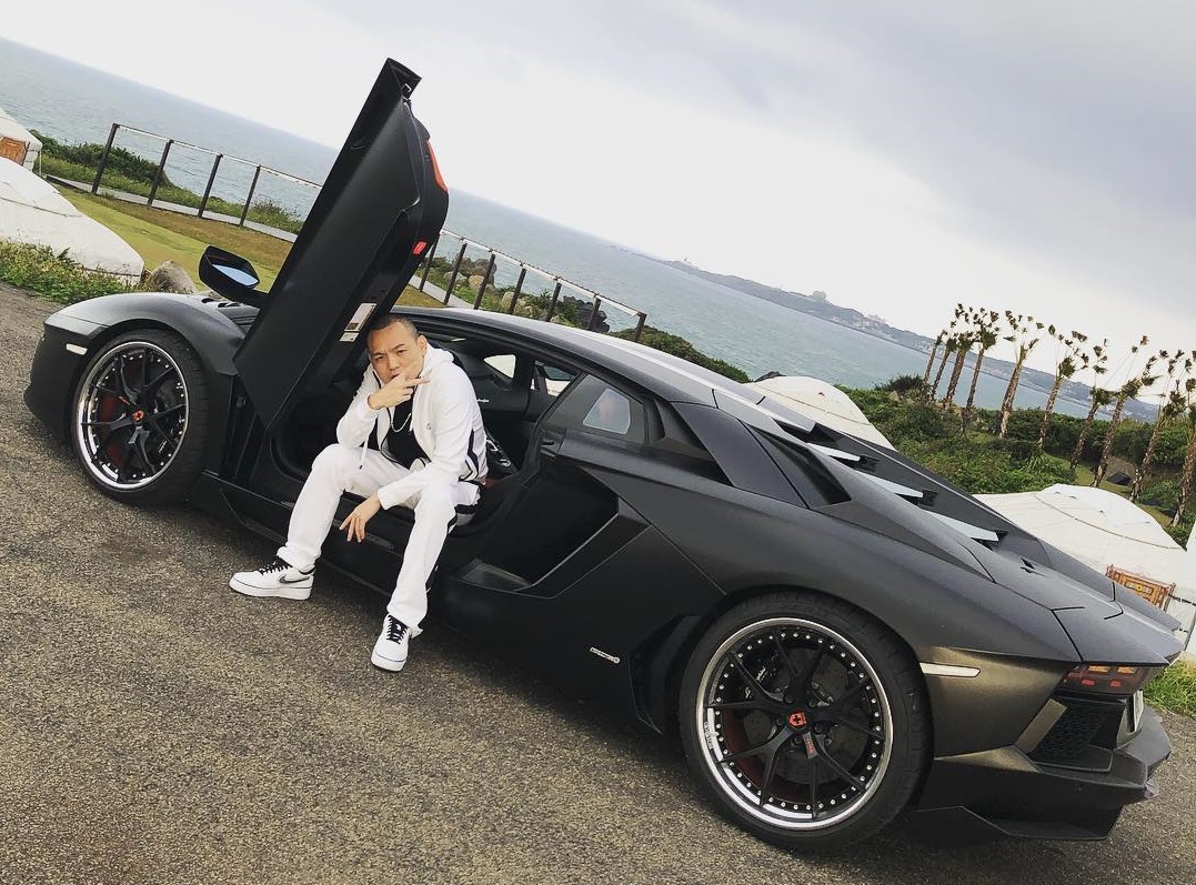 玖壹壹成員春風去年開著愛車保時捷911，在台中市違規左轉被女警攔下開單。（翻攝自春風IG）