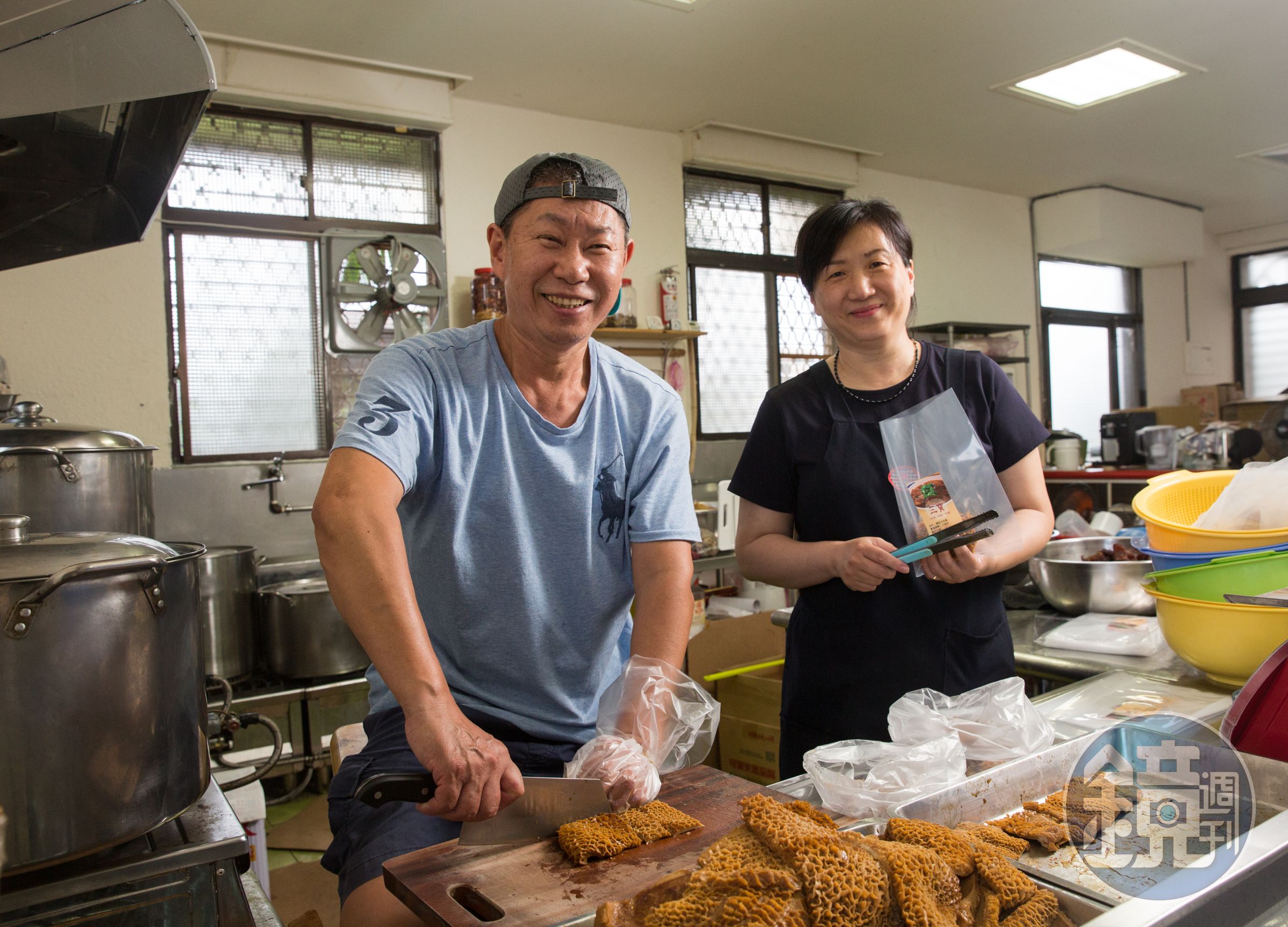 陳學良（左）是宜蘭頭城排隊名店龍記尚品牛肉麵創始人，2年前偕妻潘美玲（右）轉戰冷凍包。