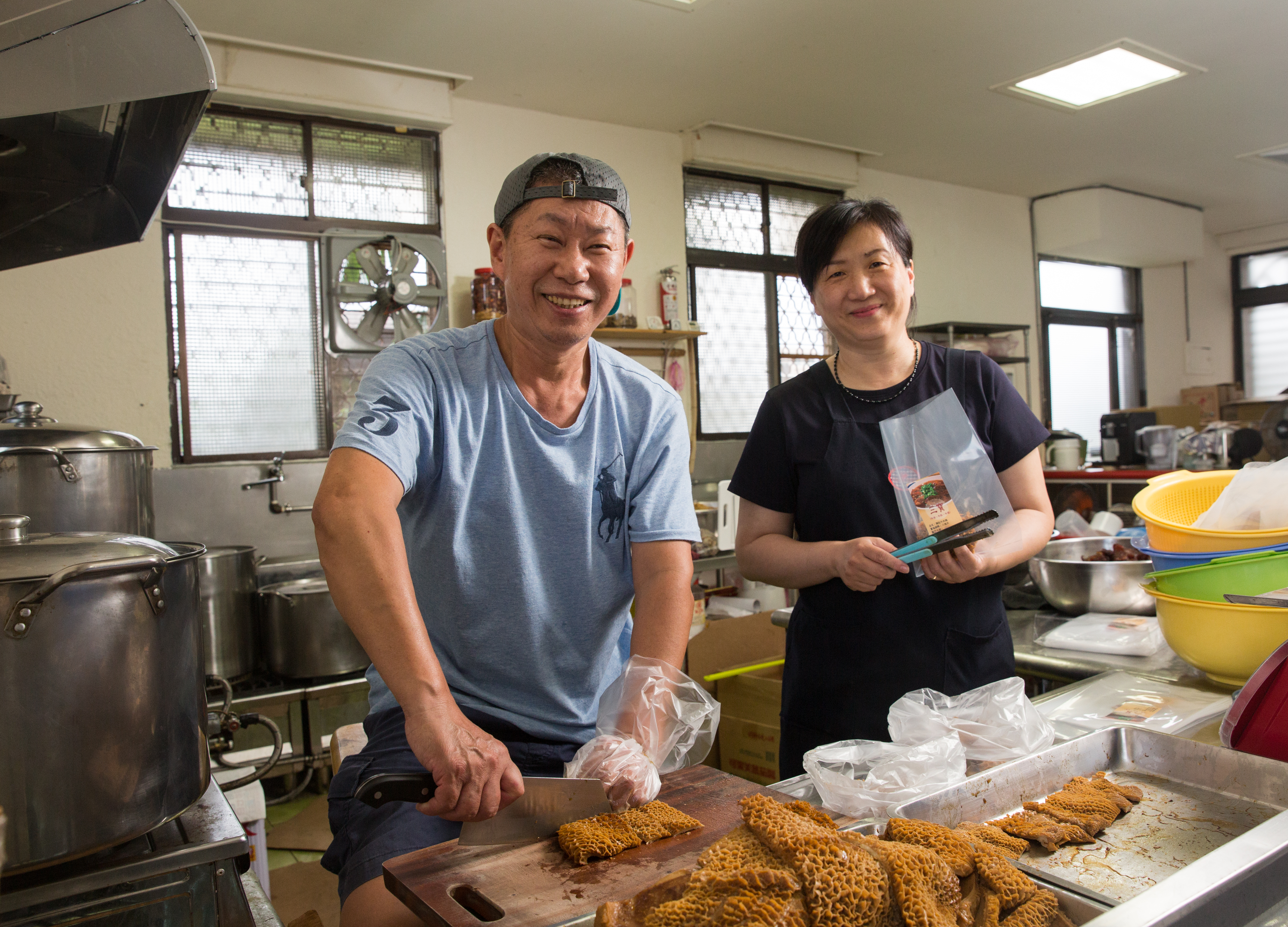 陳學良（左）是宜蘭頭城排隊名店龍記尚品牛肉麵創始人，2年前偕妻潘美玲（右）轉戰冷凍包。