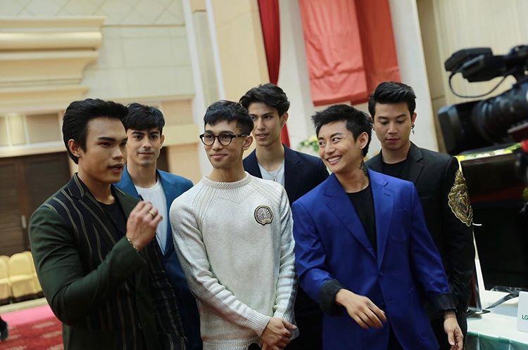 JYB(右二)的外表完全看不出過往女性特徵。(翻攝自JYB IG)