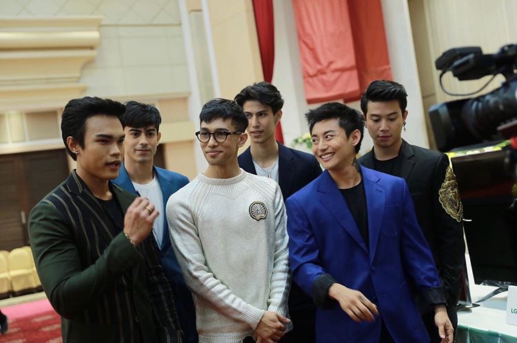 JYB（右二）的外表完全看不出過往女性特徵。（翻攝自JYB IG）