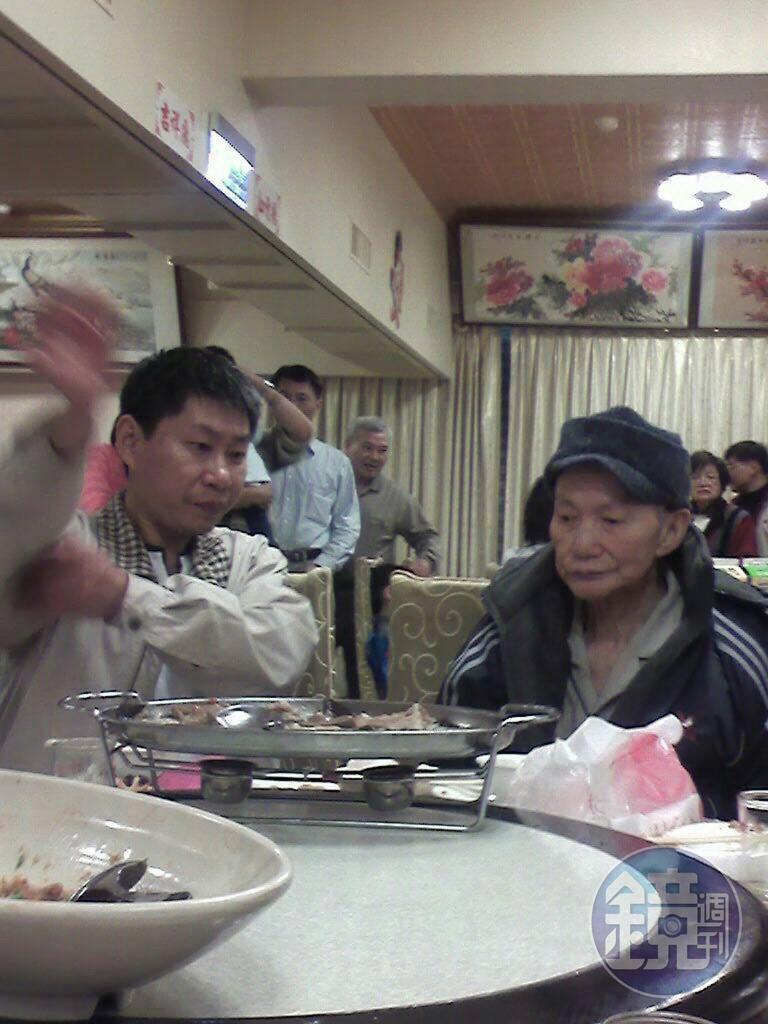 陳學良（左）小學2年級母親癌逝，父親賣冰養活他，不管工作再忙，每個週日他都會休假陪伴父親，是地方上公認的孝子。（陳學良提供）