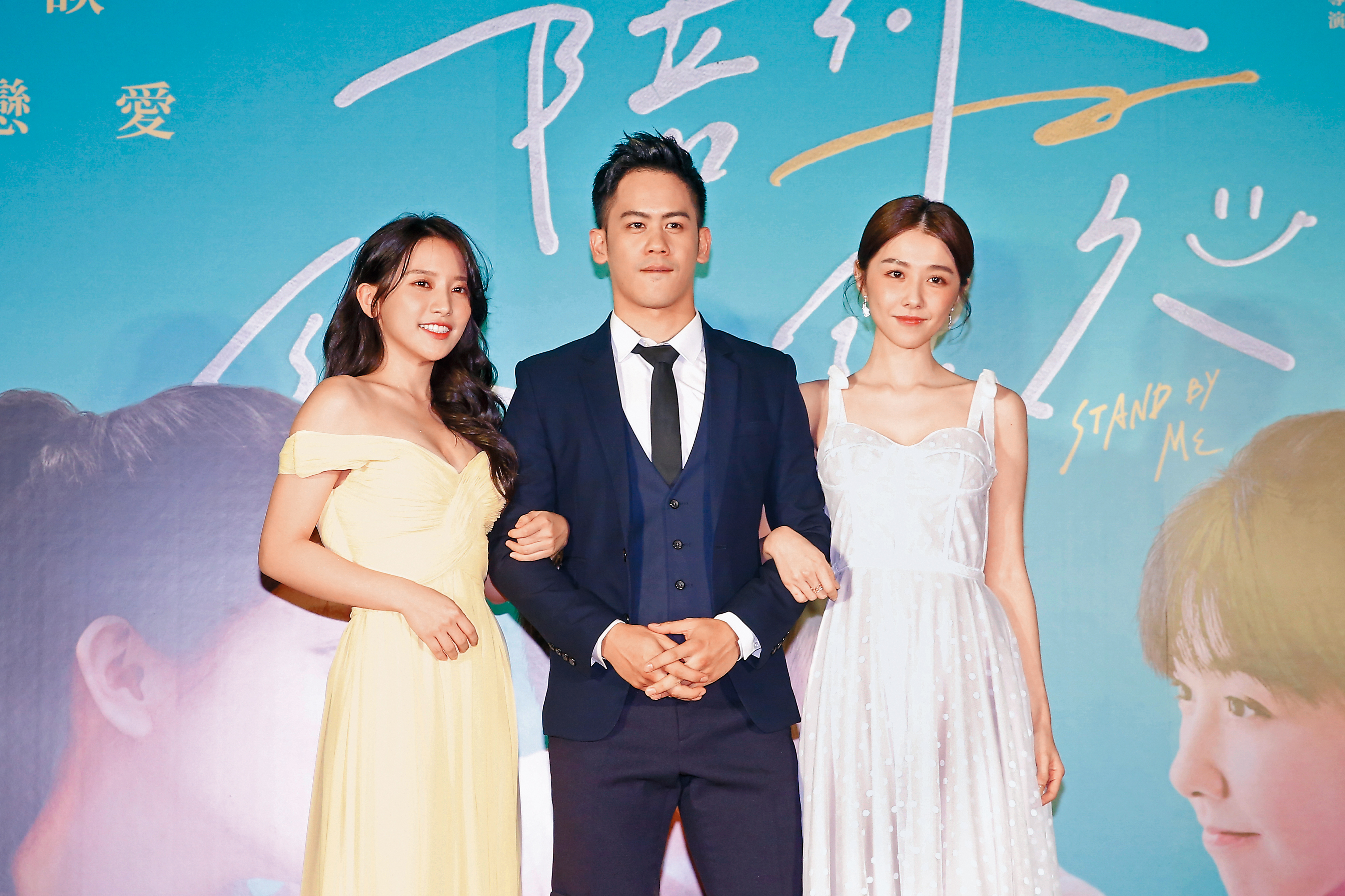 李淳（中）看來一臉有些尷尬且害羞，細察之下，原來蔡瑞雪（左）的身體比邵雨薇（右）貼得更緊。