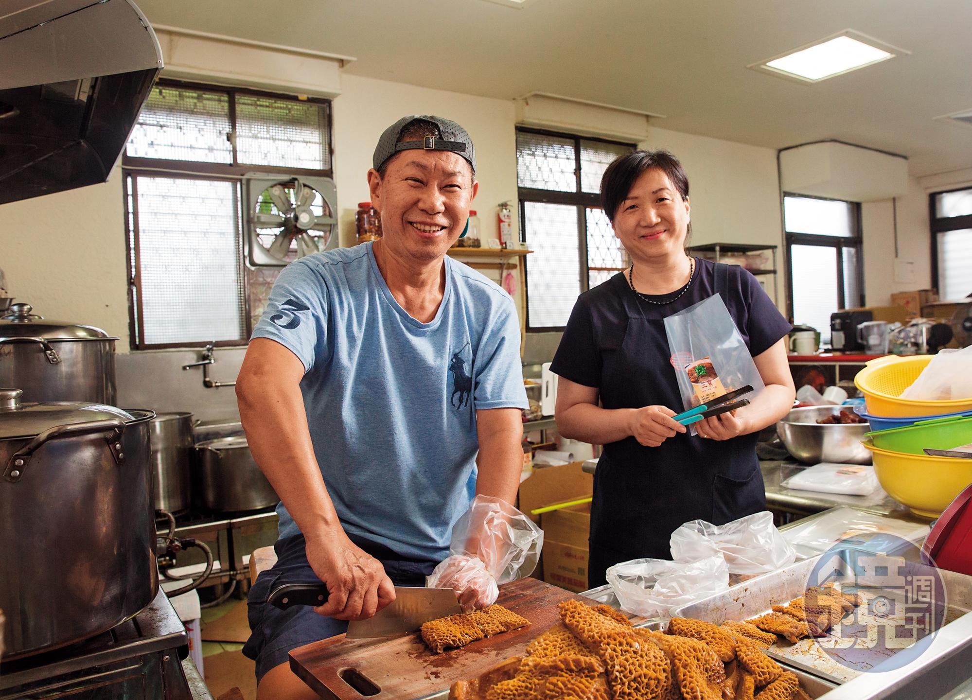 陳學良（左）是宜蘭頭城排隊名店龍記尚品牛肉麵創始人，2年前偕妻潘美玲（右）轉戰冷凍包。