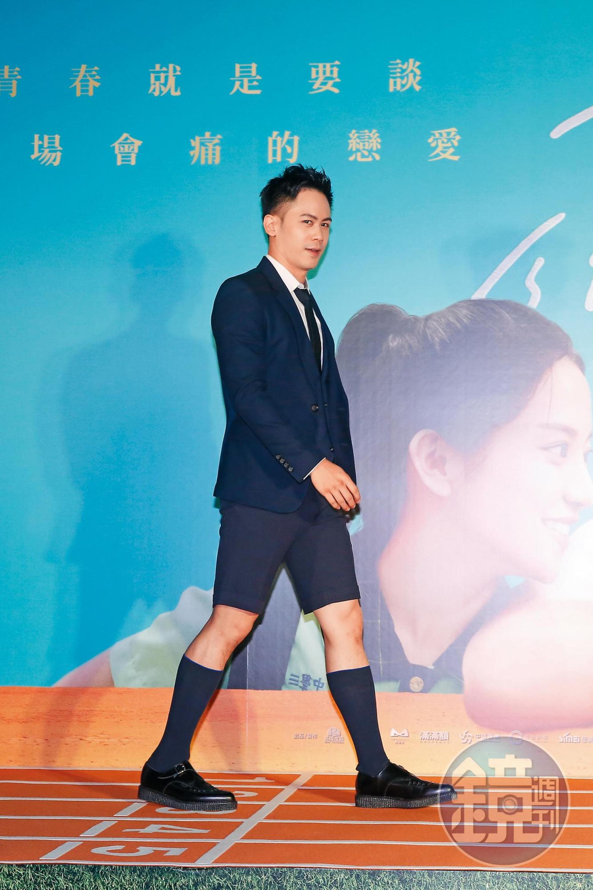 李淳走路有風,短褲配長襪也夠靚,但乍看也有種辣妹風情。