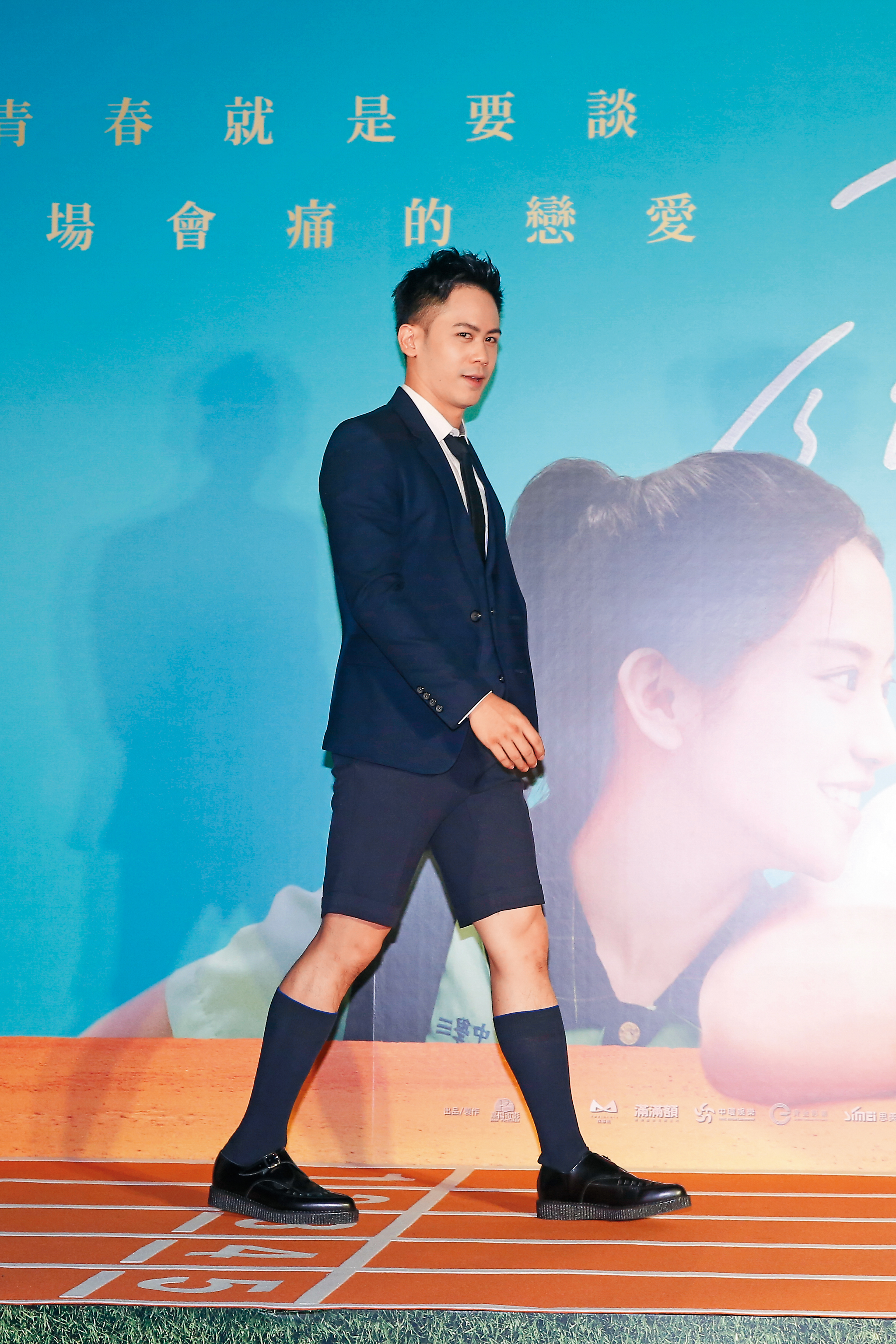 李淳走路有風，短褲配長襪也夠靚，但乍看也有種辣妹風情。