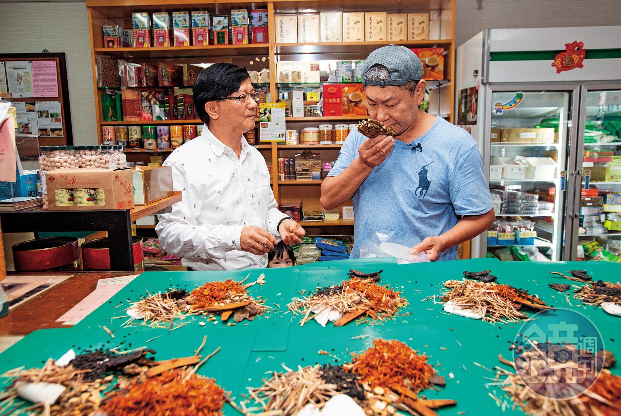 陳學良（右）對食材相當挑剔，中藥行大盤商拿出最貴、最頂級藥材讓他挑，下重本不手軟。