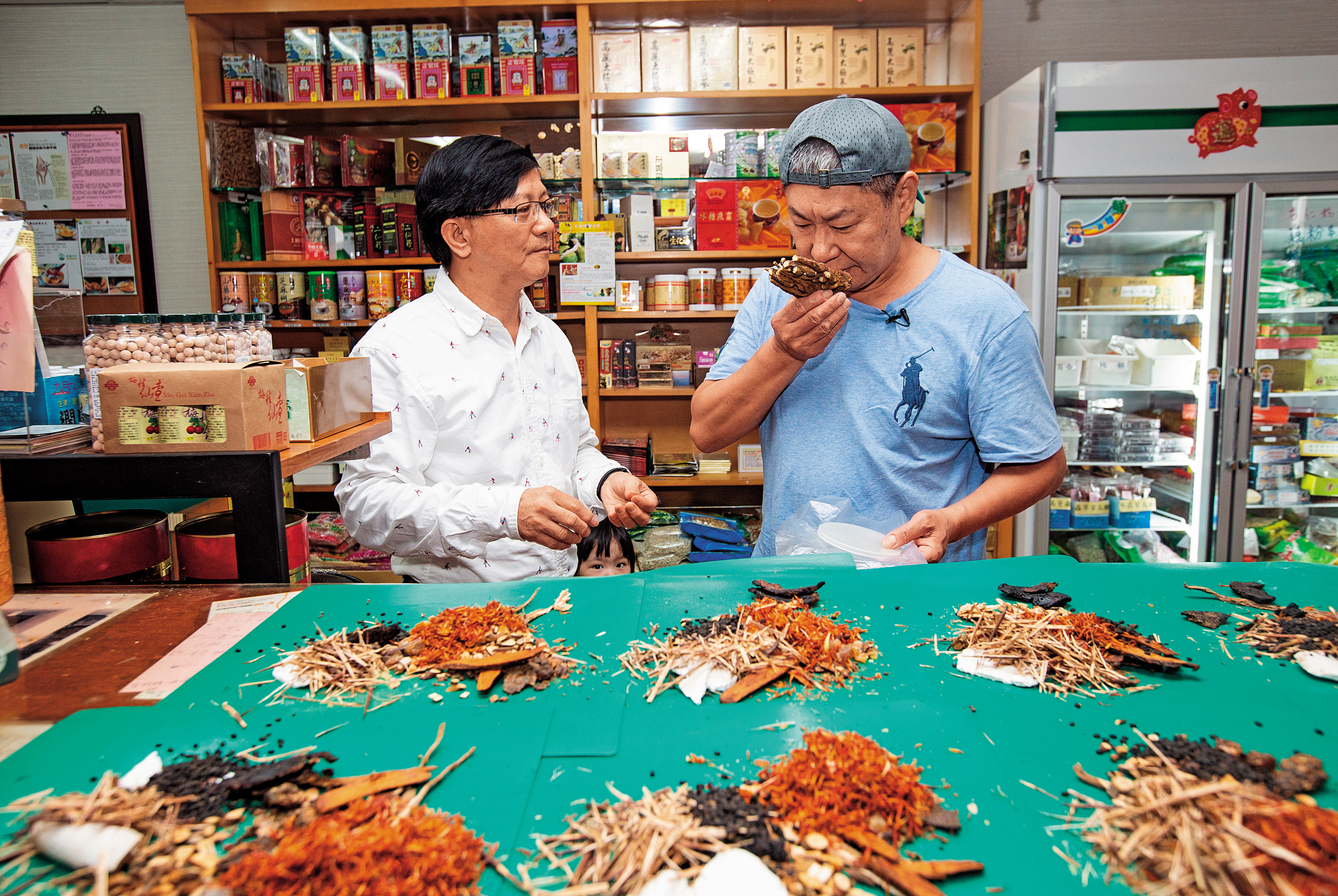 陳學良（右）對食材相當挑剔，中藥行大盤商拿出最貴、最頂級藥材讓他挑，下重本不手軟。