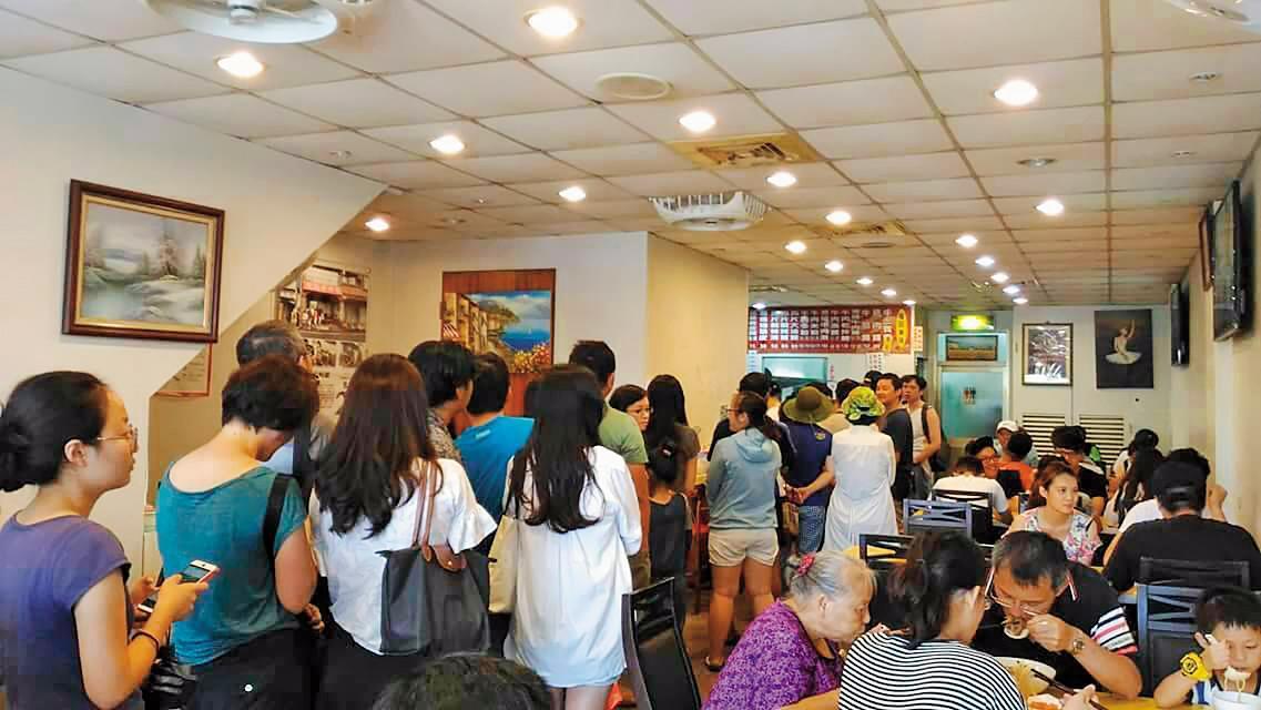 龍記尚品牛肉麵2011年曾拿下宜蘭百大名店小吃類冠軍，用餐時段始終大排長龍。（陳學良提供）