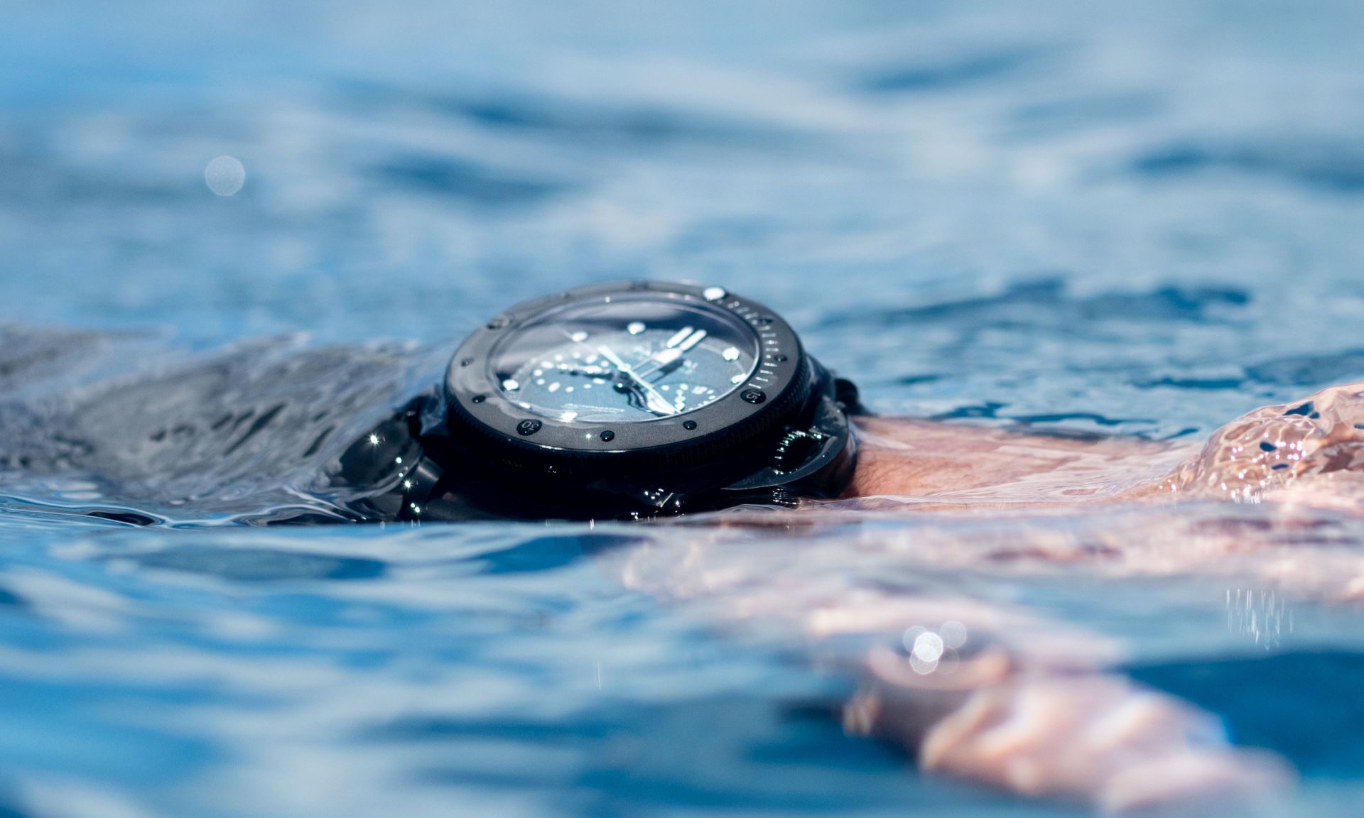 這一枚浮在海面上的沛納海的潛水錶，為奢華創下了一個全新定義。這枚手錶並不只是手錶，沛納海賦予它更多感性成分，這一只腕錶，還包括佩戴者一段極為珍貴的人生體驗，是再有錢也買不到的。