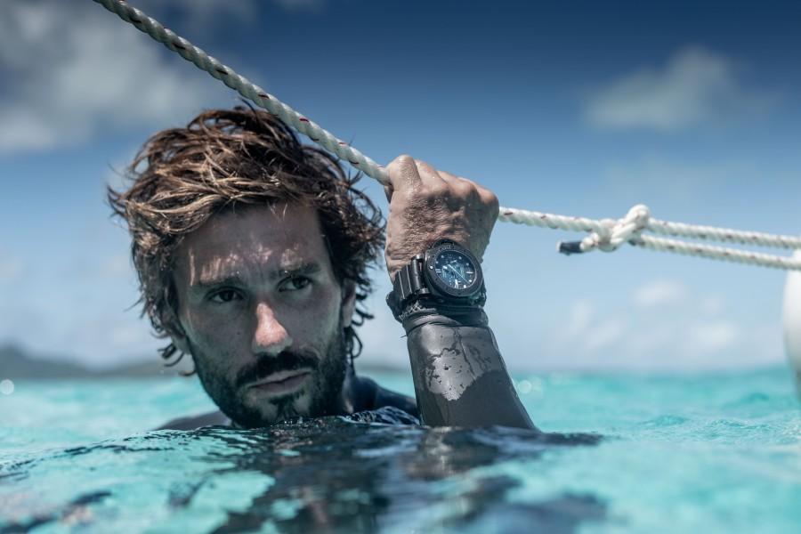 PANERAI Submersible Guillaume Néry Edition 沛納海為自由潛水家Guillaume Néry打造的潛水腕錶，除了首創體驗行程炒熱話題，在設計上也叫人耳目一新，全然不同於舊款沛納海。此錶以47mm鈦金屬錶殼製作，配以單向旋轉陶瓷錶圈，搭載P. 9100飛返計時機芯，防水300米。藍色錶圈配以灰色「鯊魚皮質感」面盤的PAM982是一般款，目前仍有銷售。而圖中以黑色DLC塗層並配上罕見藍黑漸層面盤的PAM983，也就是可以參加免費旅遊的體驗版，今年1月在SIHH公開後立即完售。功能：時、分、秒指示；飛返計時功能；機芯：自動上鏈機芯；定價：體驗版約NT$1,220,000（PAM983，限量15只）；一般版約NT$597,000（PAM982，年度限量500只）。