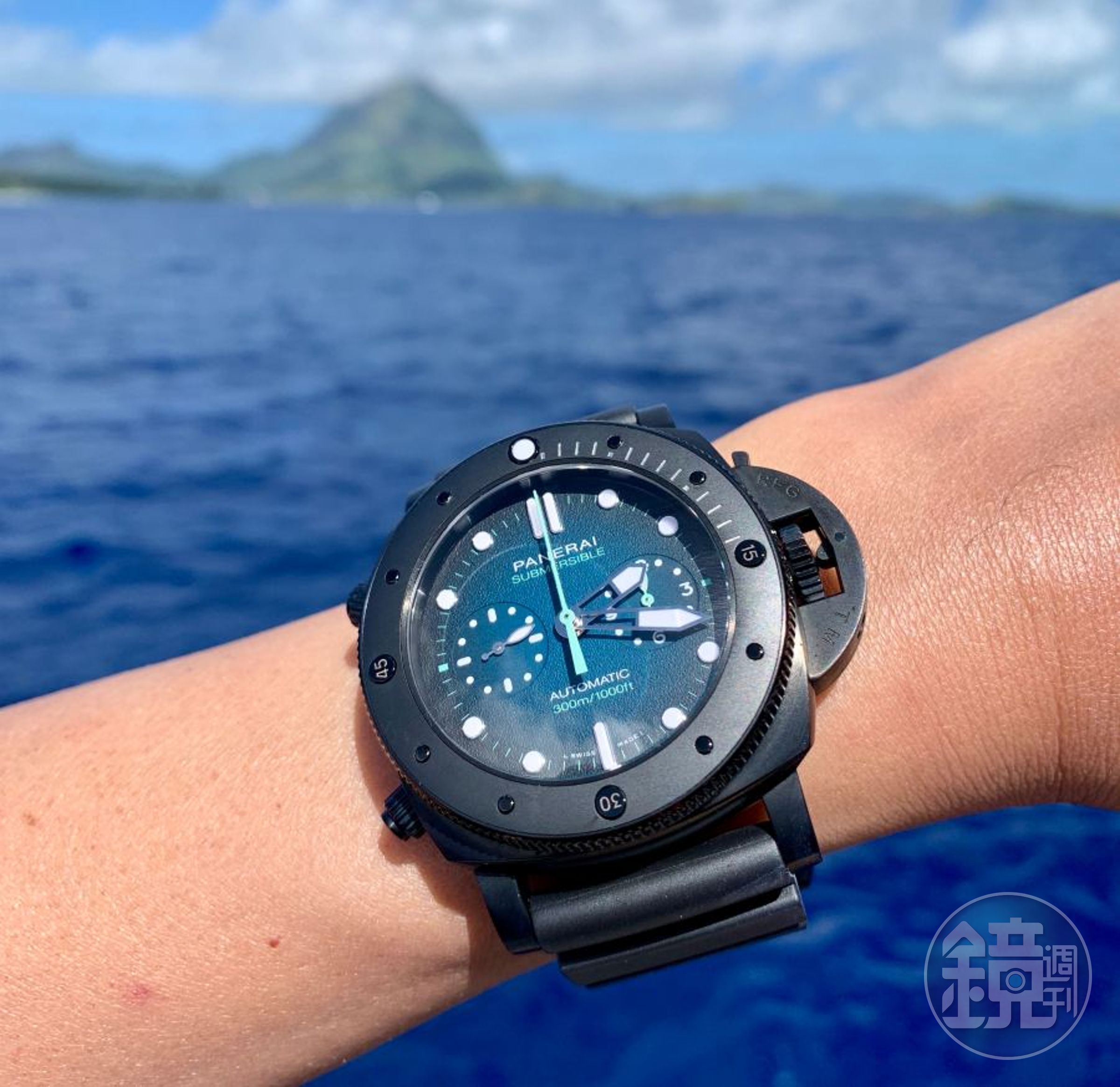我佩戴著沛納海Submersible PAM983，在波拉波拉島這個被稱為「地球上最接近天堂」的小島，欣賞此地的絕美景色。