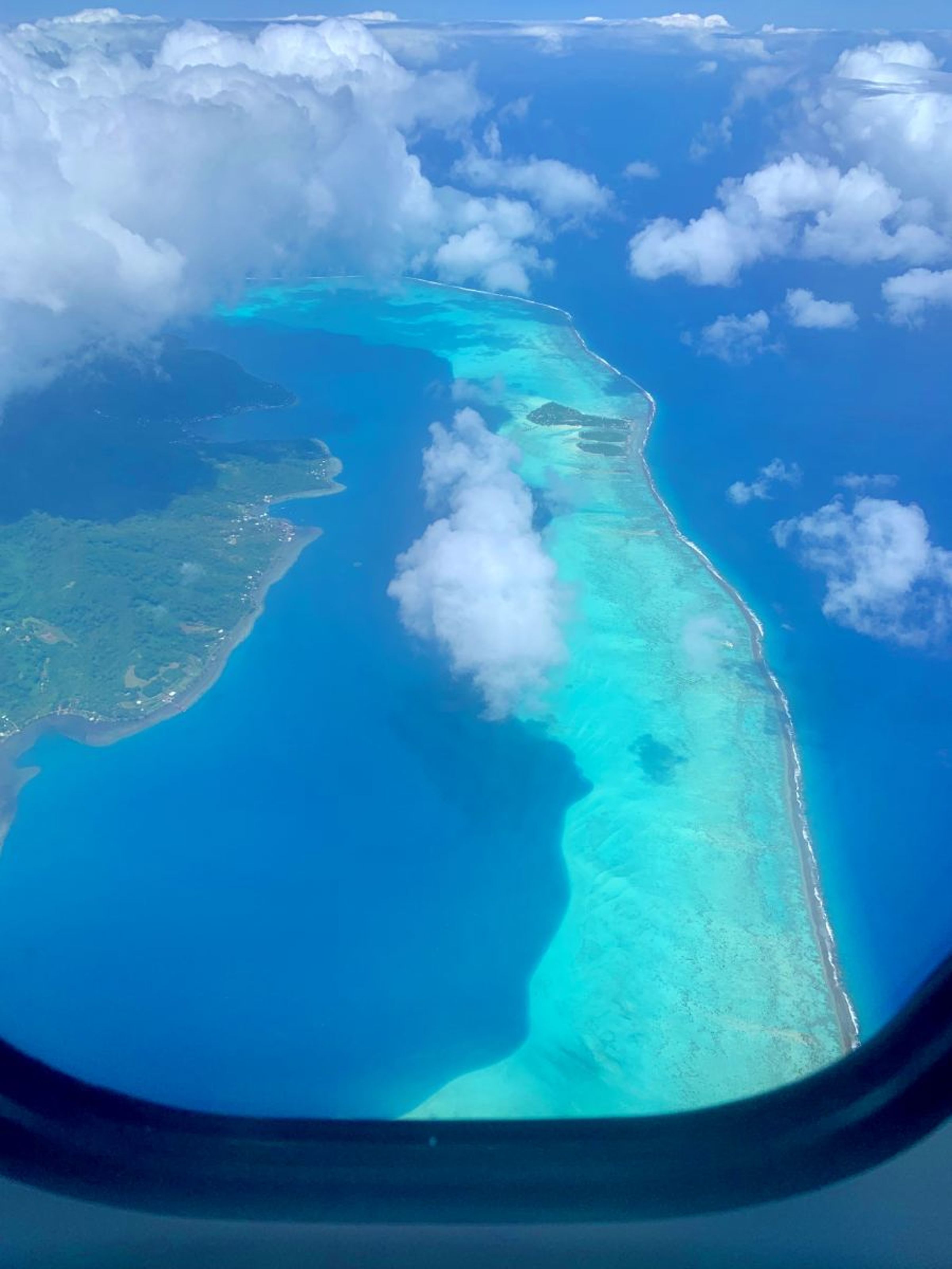 從台灣欲前往波拉波拉島，可以在東京或洛杉磯轉乘大溪地航空，飛往法屬波里尼西亞首府帕比提，再轉國內線飛機前往。這是在國內線飛機上俯看波拉波拉環礁的景色。