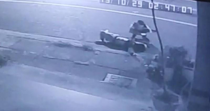 監視器拍到,穿白衣的肇事男子,下車察看男大生傷勢,並拿出手機聯絡。(翻攝畫面)
