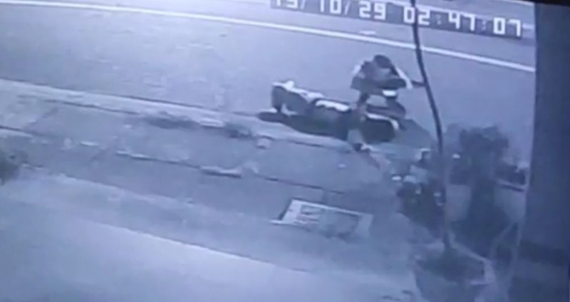 監視器拍到，穿白衣的肇事男子，下車察看男大生傷勢，並拿出手機聯絡。（翻攝畫面）