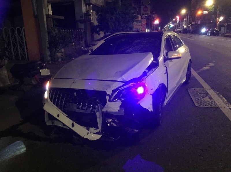 一輛賓士車今（29日）凌晨撞上機車後車頭嚴重毀損，肇事的駕駛卻逃逸無蹤。（翻攝畫面）