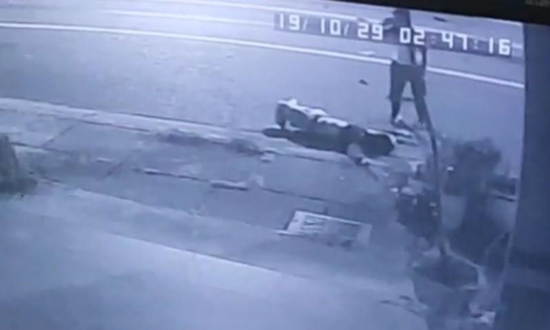 監視器拍到,穿白衣的肇事男子,下車察看男大生傷勢後打電話聯絡,接著拔腿狂奔逃離現場。(翻攝畫面)