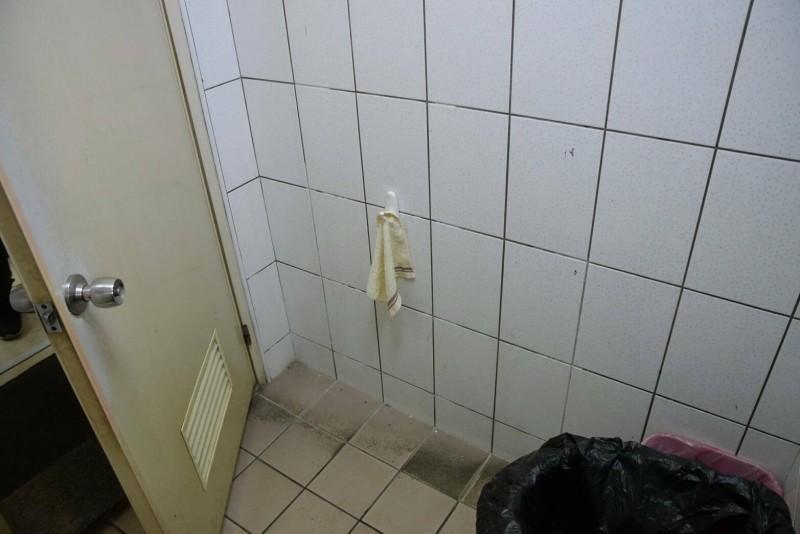 殯儀館女廁掛勾式密錄器。（翻攝畫面）