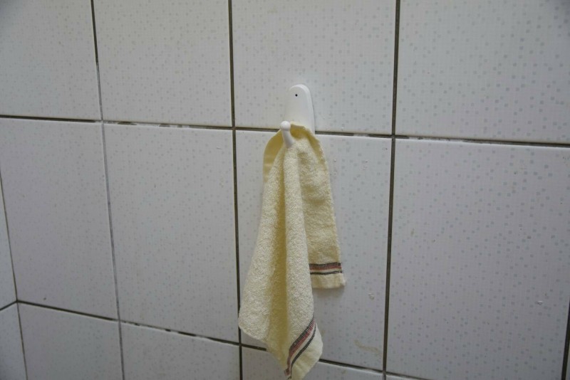 6月底有眼尖民眾發現可疑掛鉤的螺絲部位，好像是鏡頭。（翻攝畫面）