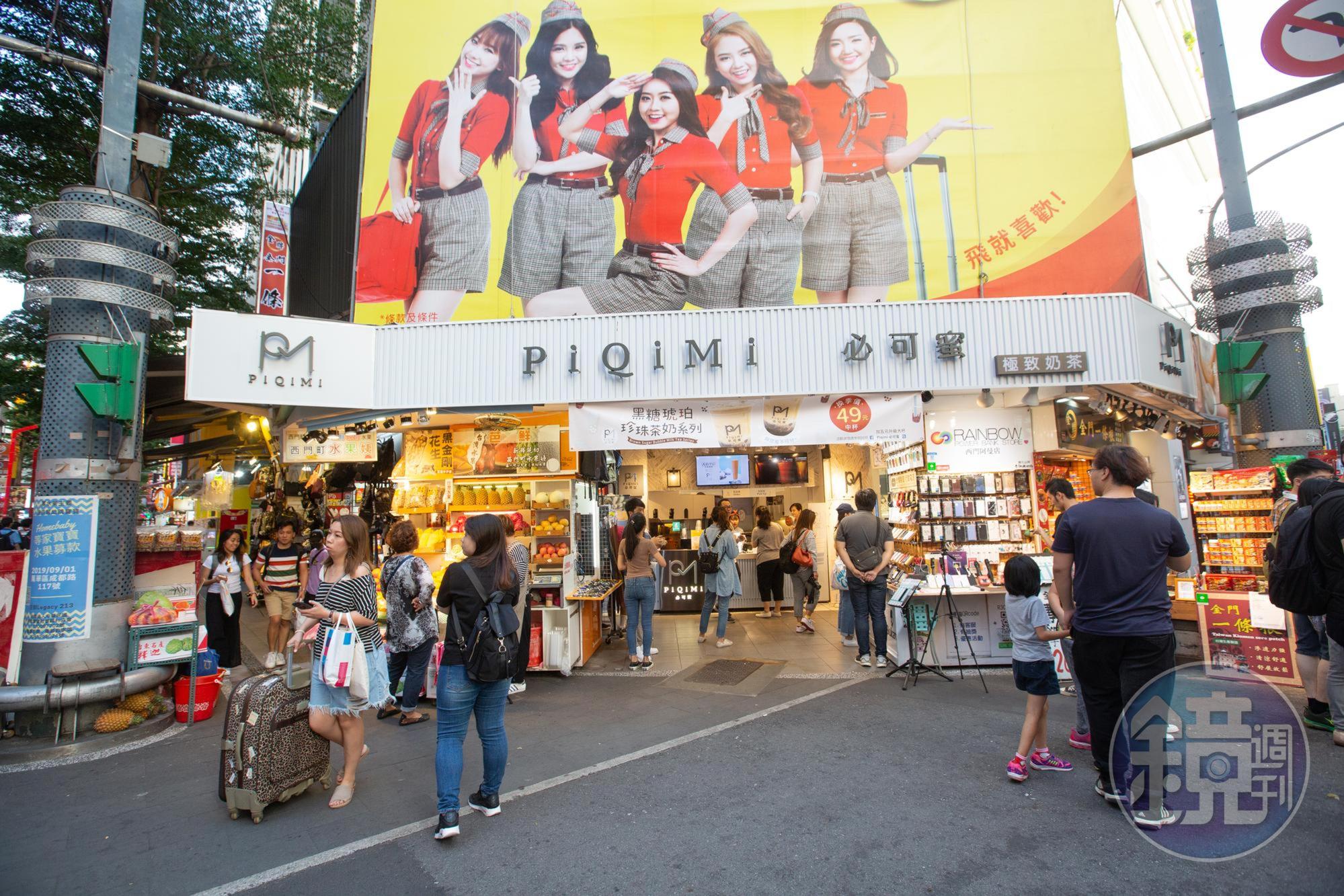 位在西門町電影街對角的店面，雖只有兩坪大，但人潮不少。