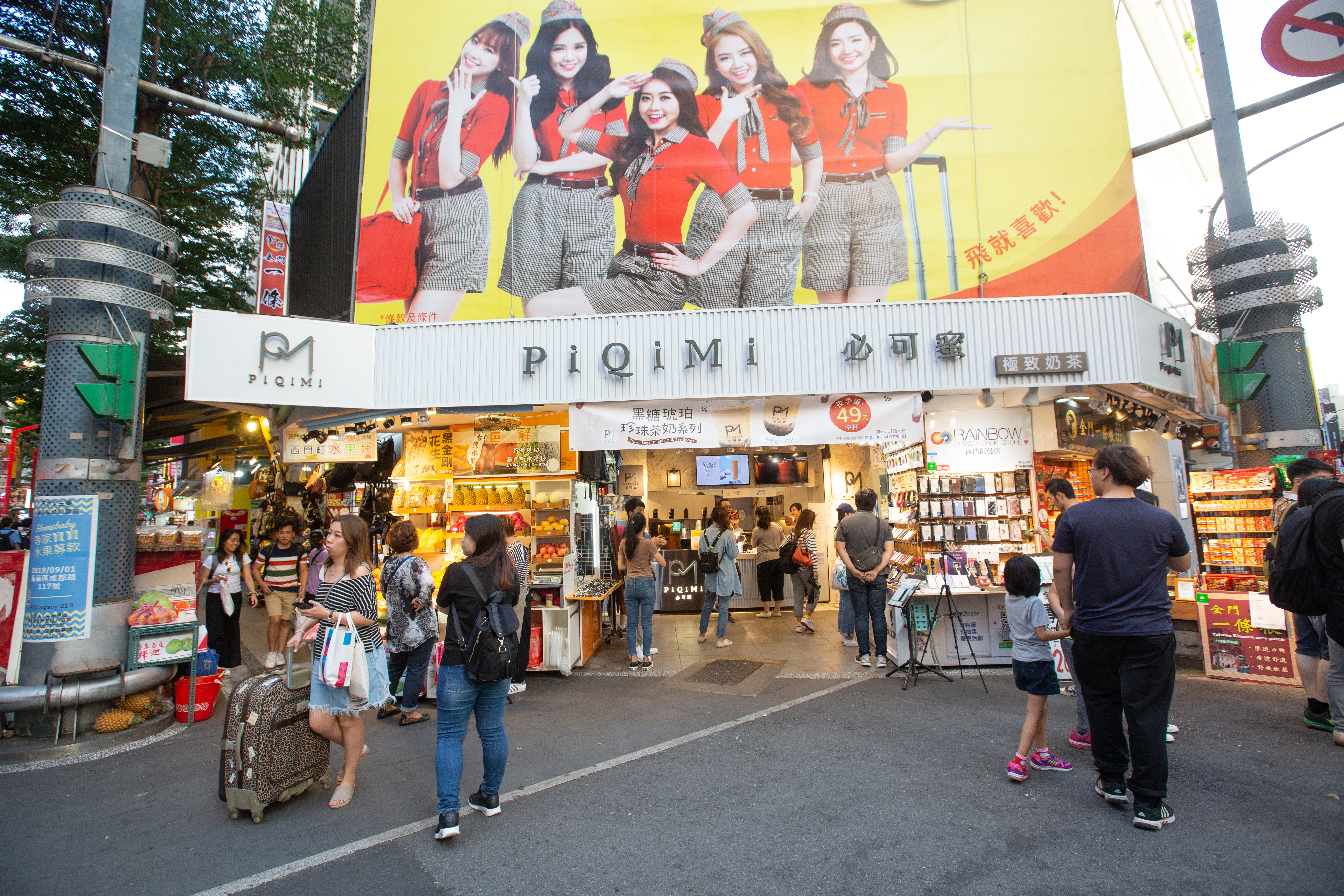 位在西門町電影街對角的店面，雖只有兩坪大，但人潮不少。