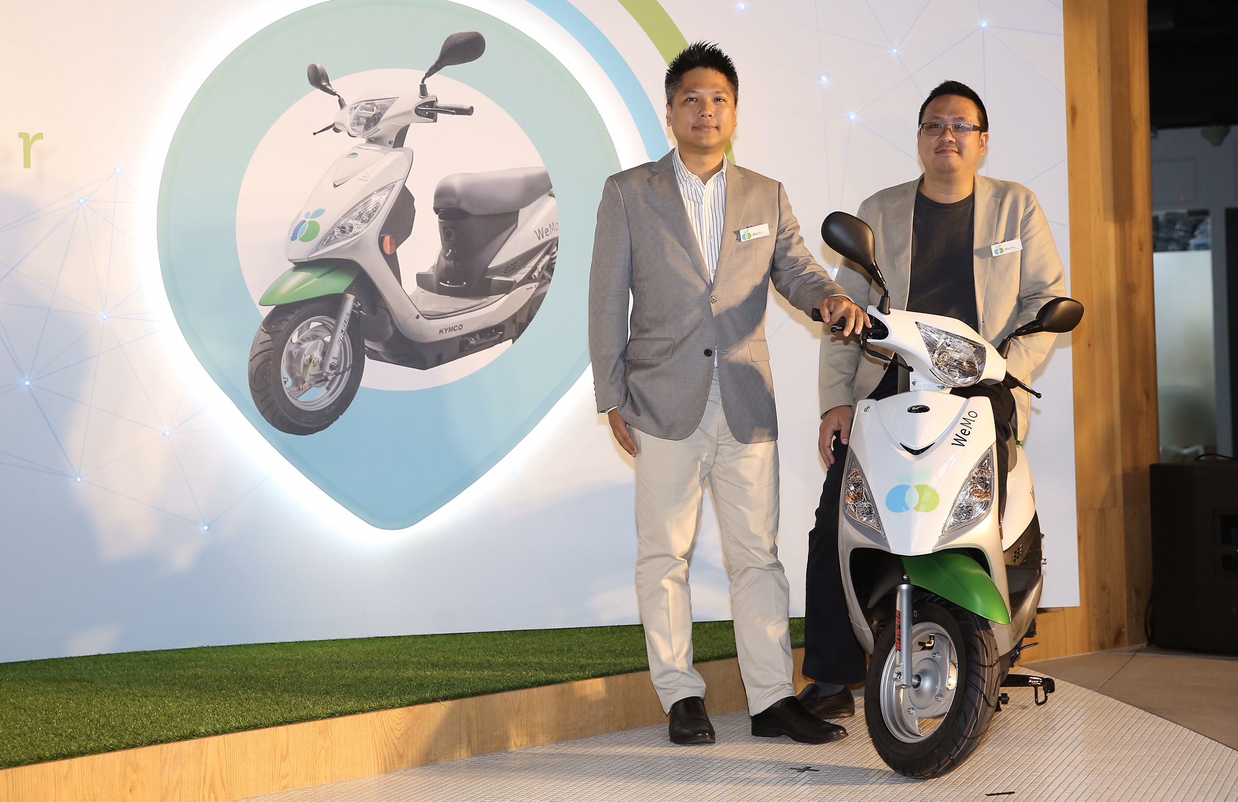 WeMo Scooter創辦人暨執行長吳昕霈（左）和技術長鄭捷（右），今日連袂出席三週年活動。