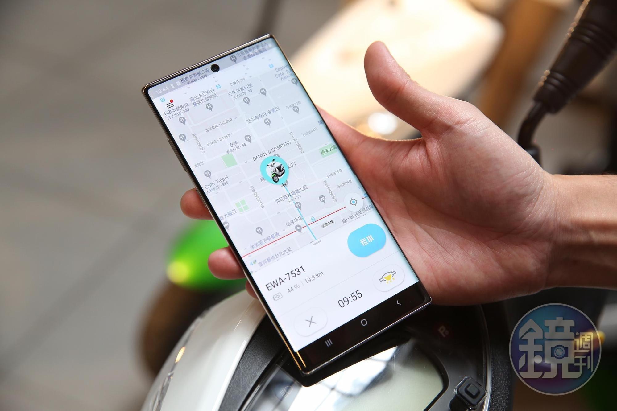 吳昕霈表示，透過手機App，無需取停車幣或停車票即可進入室內停車場，也無須另外繳費。