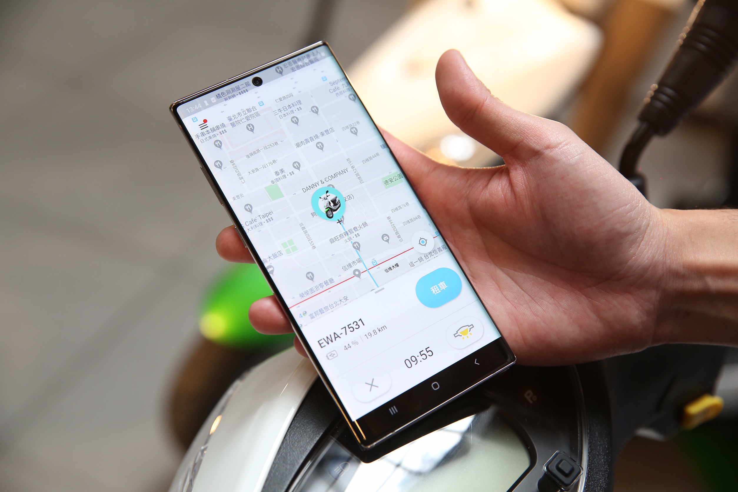 吳昕霈表示，透過手機App，無需取停車幣或停車票即可進入室內停車場，也無須另外繳費。