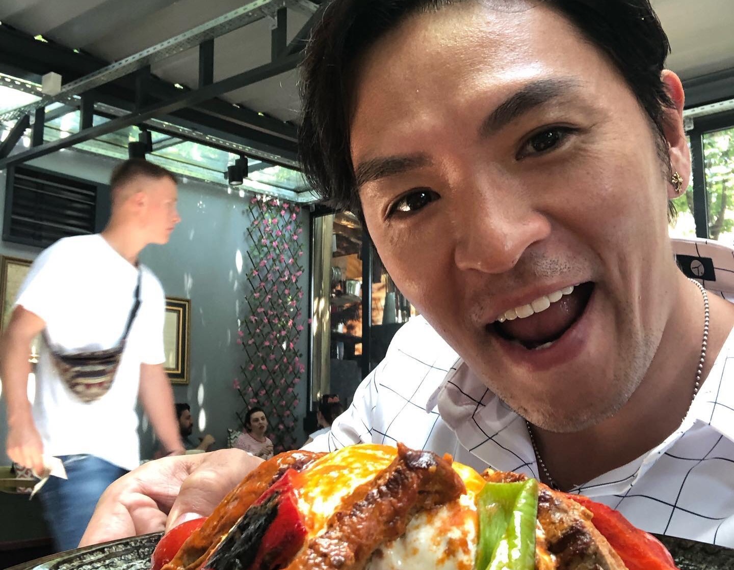 夢多提醒台灣人赴日旅遊享用當地美食時，經常冒犯了料理師傅而不自知。（翻攝自夢多臉書）