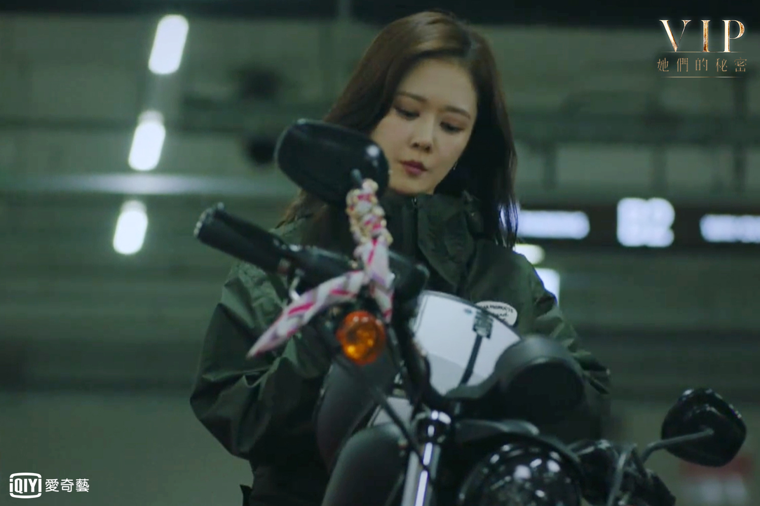 張娜拉在《VIP:她們的秘密》挑戰騎重機，當飆風女神。（愛奇藝台灣站提供）