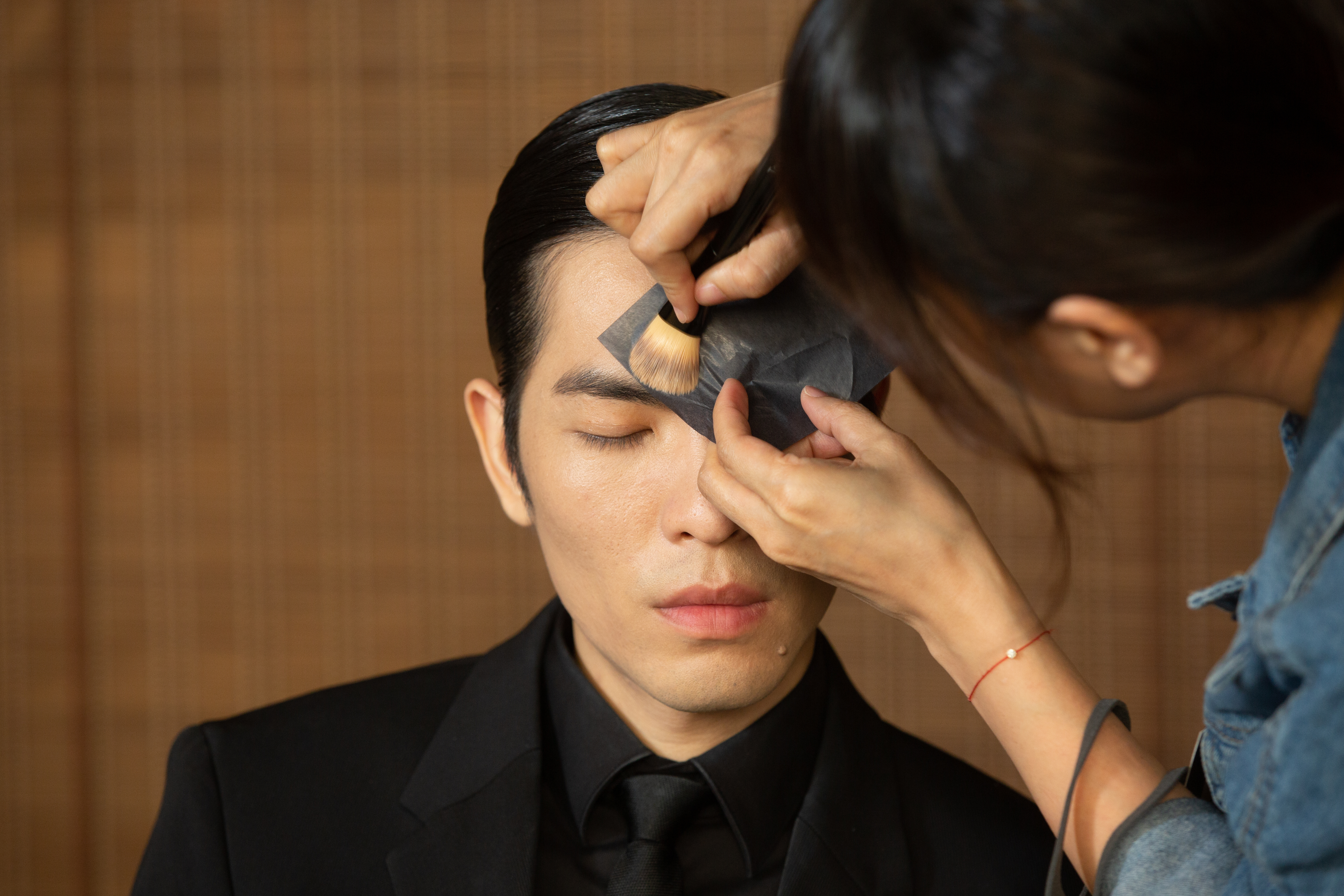 蕭敬騰一坐定位，妝髮服人員一哄而上，各司其職，並以迅雷不及掩耳速度整理行頭。