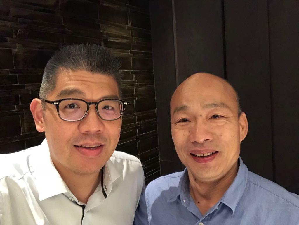 連勝文（左）表示百分之百支持國民黨總統候選人韓國瑜（右）提出的留學政見。（翻攝自連勝文臉書）