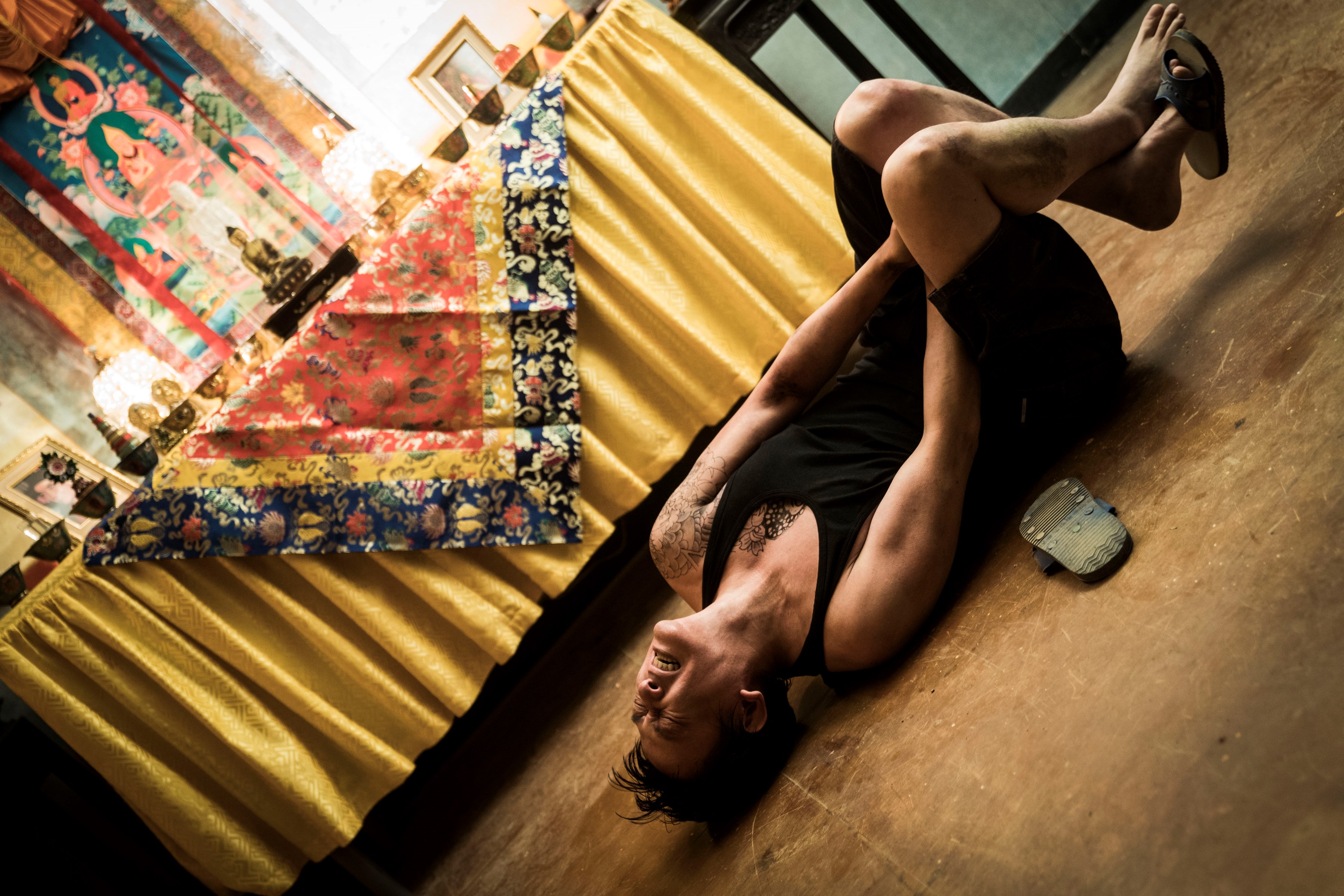 王識賢詮釋毒癮再犯時，以「蜜蜂螞蟻在身上咬鑽的」的感覺來詮釋。（CatchPlay提供）