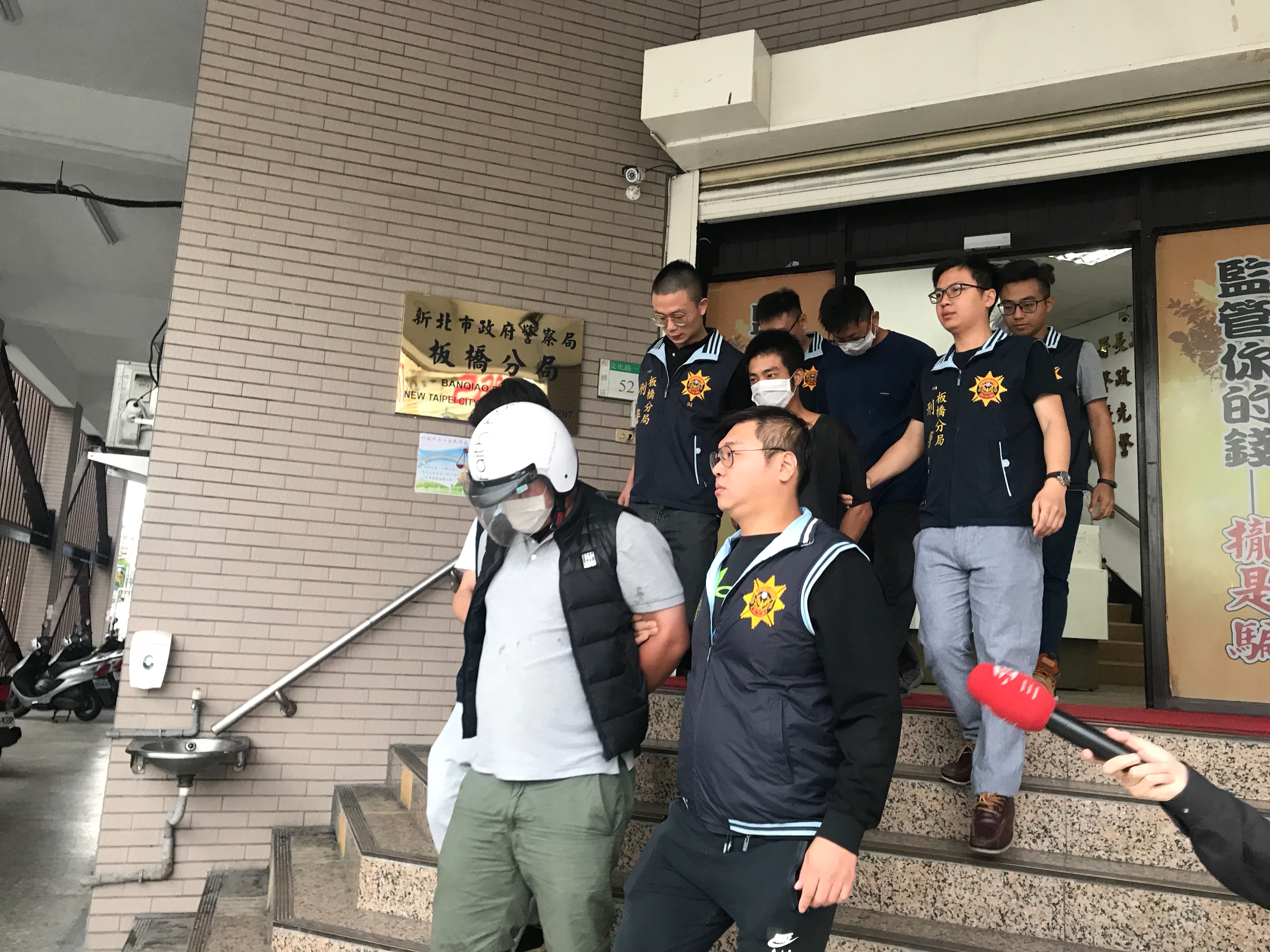 林姓犯嫌（前）開設工程行涉嫌夥同2名許姓工人，將另一名鄭姓工人圍毆致死，遭警移送法辦。（翻攝畫面）