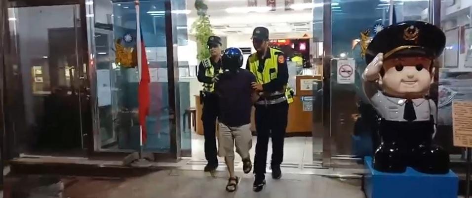 許姓犯嫌持電擊棒闖入雜貨店搶走12萬餘元，遭方逮捕移送法辦。（翻攝畫面）