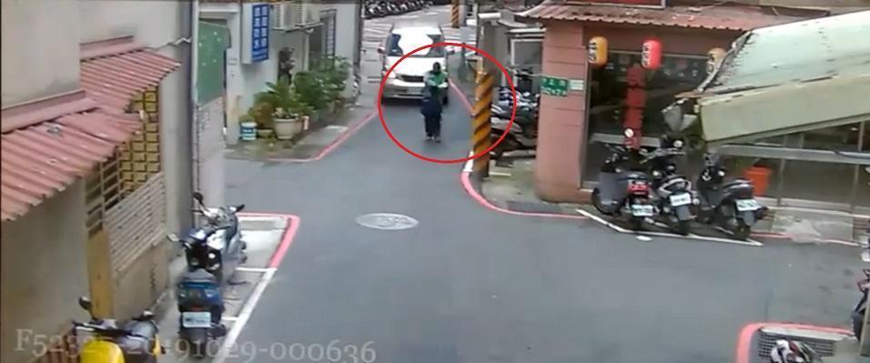 許嫌在逃逸途中還2度變裝企圖製造斷點，以躲避警方追緝。（翻攝畫面）