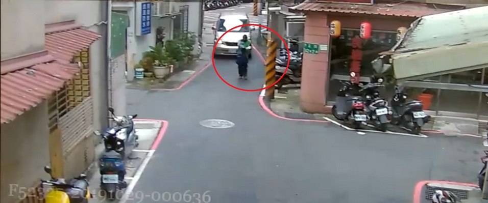 許嫌在逃逸途中還2度變裝企圖製造斷點，以躲避警方追緝。（翻攝畫面）