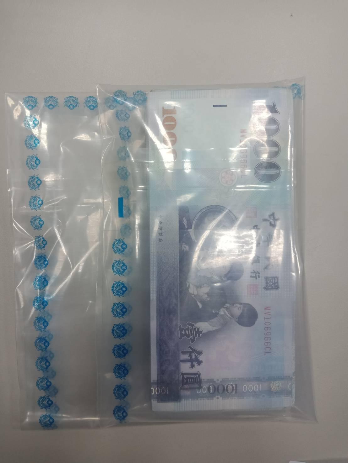 警方在逮捕許嫌到案從身上起出剩餘的9萬元贓款。（翻攝畫面）